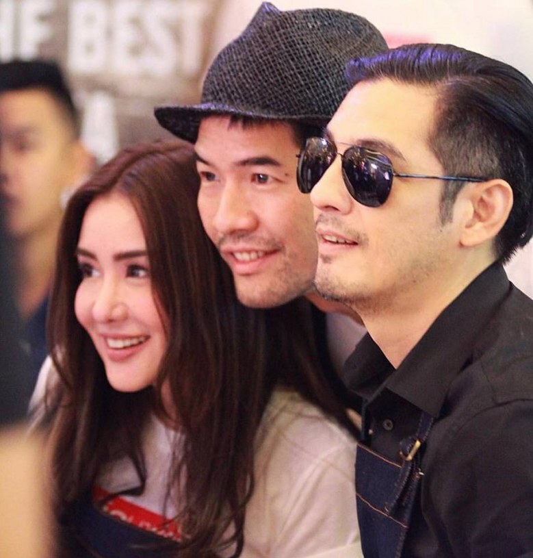น่ารักมุ้งมิ้ง "หนุ่ม-นิโคล" ควงคู่หวานออกงานช่วยน้ำท่วม