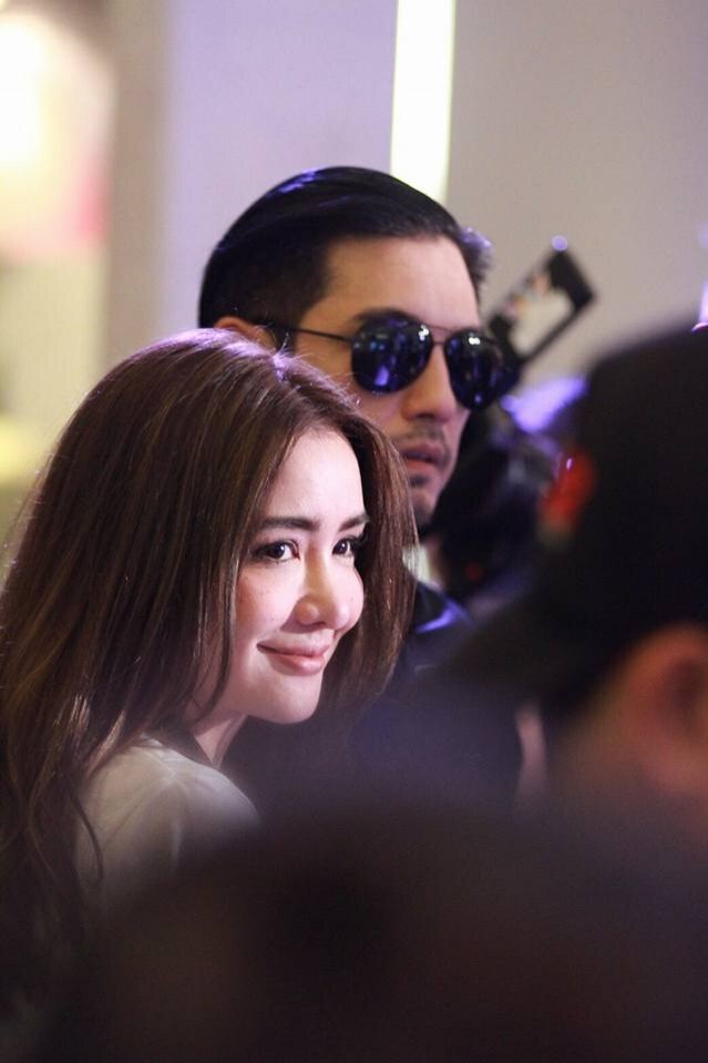 น่ารักมุ้งมิ้ง "หนุ่ม-นิโคล" ควงคู่หวานออกงานช่วยน้ำท่วม