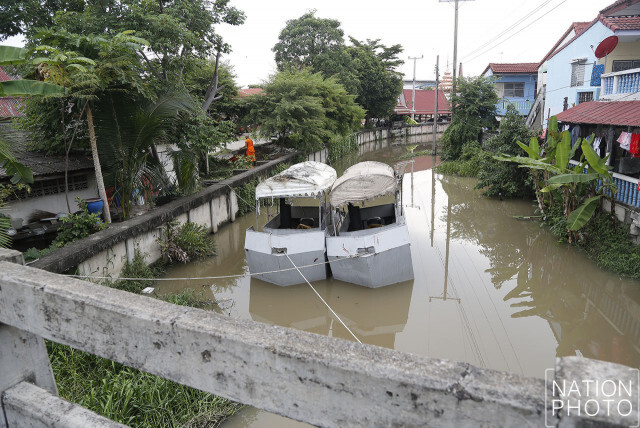 ทัพเรือนำ "เรือผลักดันน้ำ" เข้าติดตั้งในคลองบางพูดเพิ่ม เพื่อช่วยระบายน้ำ ถ.แจ้งวัฒนะ