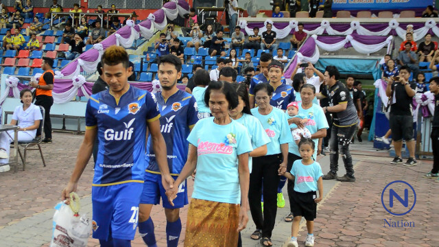 ซึ้งน้ำตาไหล! นักเตะอยุธยายูไนเต็ดจับมือคุณแม่เดินเข้าสนามรับวันแม่