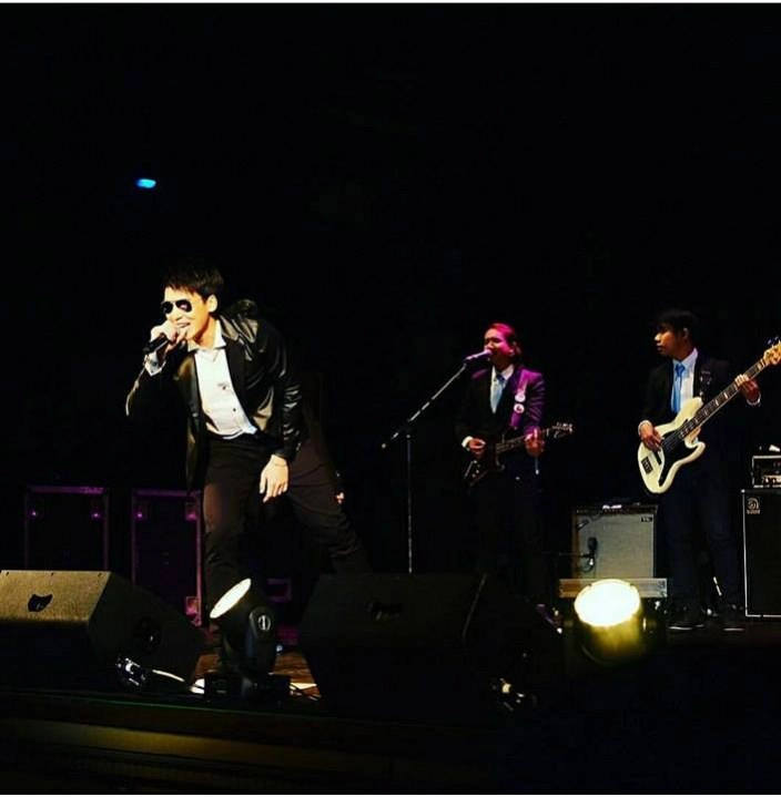 โอ้ว..มาย! 'บี้' ชวนสาวฝรั่งเต้นรูดเสา เจอจูบกลางเวที(คลิป)