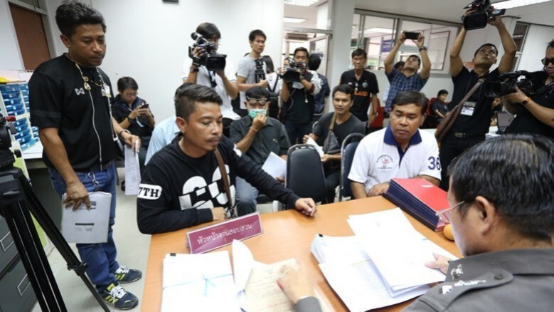 10รถตู้ขนมวลชนเชียร์“ยิ่งลักษณ์”พบตร.ทุ่งสองห้อง 10รถตู้ขนมวลชนเชียร์“ยิ่งลักษณ์”พบตร.ทุ่งสองห้อง