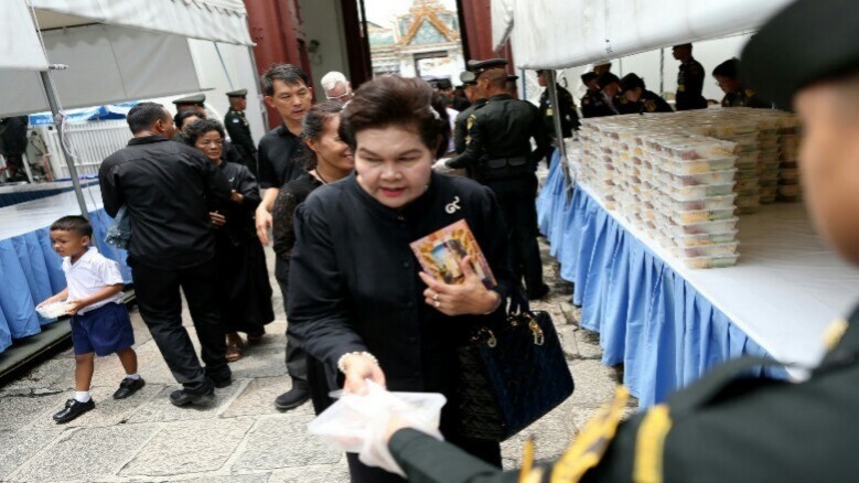 สมเด็จพระเจ้าอยู่หัว พระราชทานอาหารประชาชนที่มากราบพระบรมศพ สมเด็จพระเจ้าอยู่หัว พระราชทานอาหารประชาชนที่มากราบพระบรมศพ