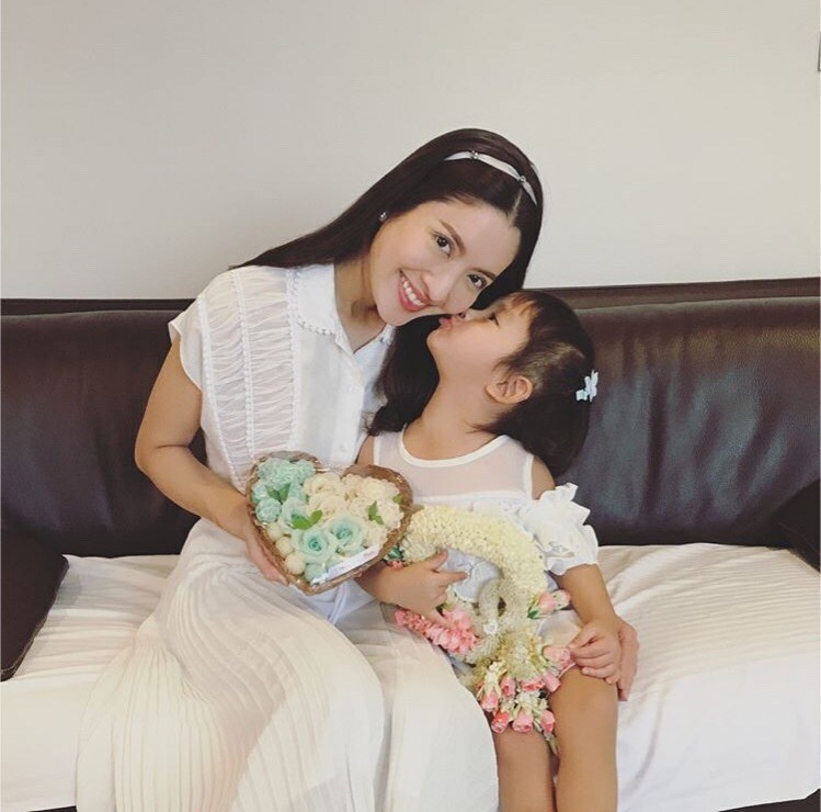 งดงามแค่ไหน? "น้องปีใหม่" ซ้อมไหว้ "แม่แอฟ ทักษอร" ก่อนวันแม่