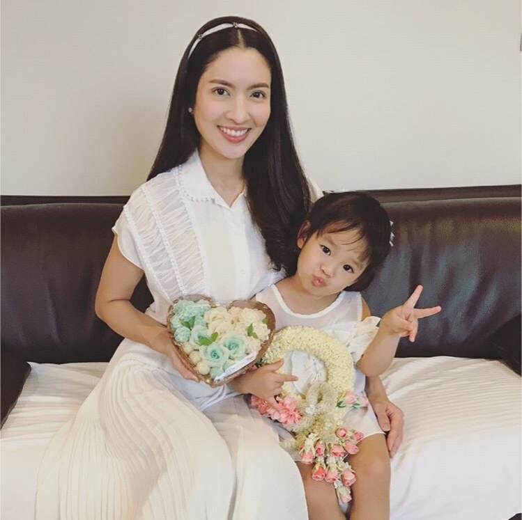 งดงามแค่ไหน? "น้องปีใหม่" ซ้อมไหว้ "แม่แอฟ ทักษอร" ก่อนวันแม่