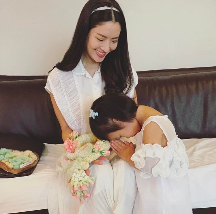 งดงามแค่ไหน? "น้องปีใหม่" ซ้อมไหว้ "แม่แอฟ ทักษอร" ก่อนวันแม่
