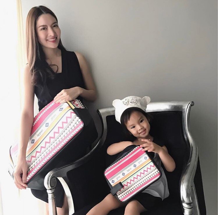 งดงามแค่ไหน? "น้องปีใหม่" ซ้อมไหว้ "แม่แอฟ ทักษอร" ก่อนวันแม่