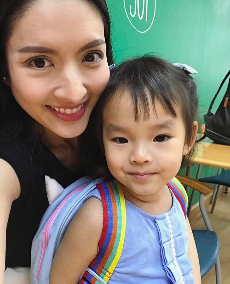 งดงามแค่ไหน? "น้องปีใหม่" ซ้อมไหว้ "แม่แอฟ ทักษอร" ก่อนวันแม่