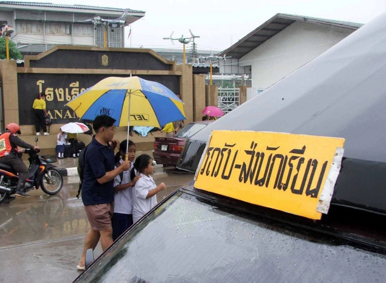 รถตู้-สองแถว หรือรถรับส่งนักเรียน??