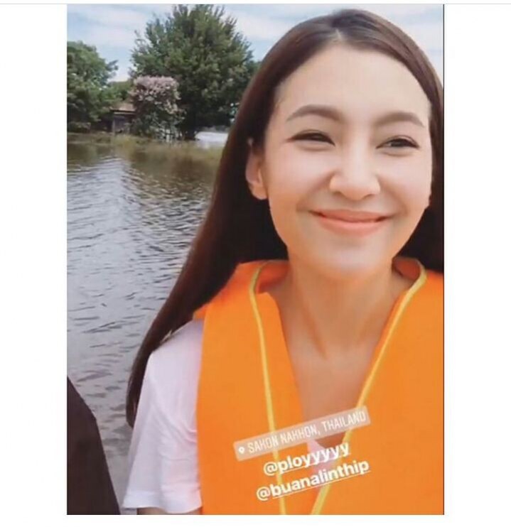 'เวียร์-เบลล่า' รวมใจลงพื้นช่วยน้ำท่วมที่สกลนคร