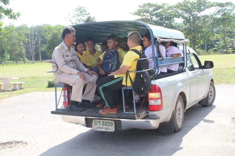 รถตู้-สองแถว หรือรถรับส่งนักเรียน??