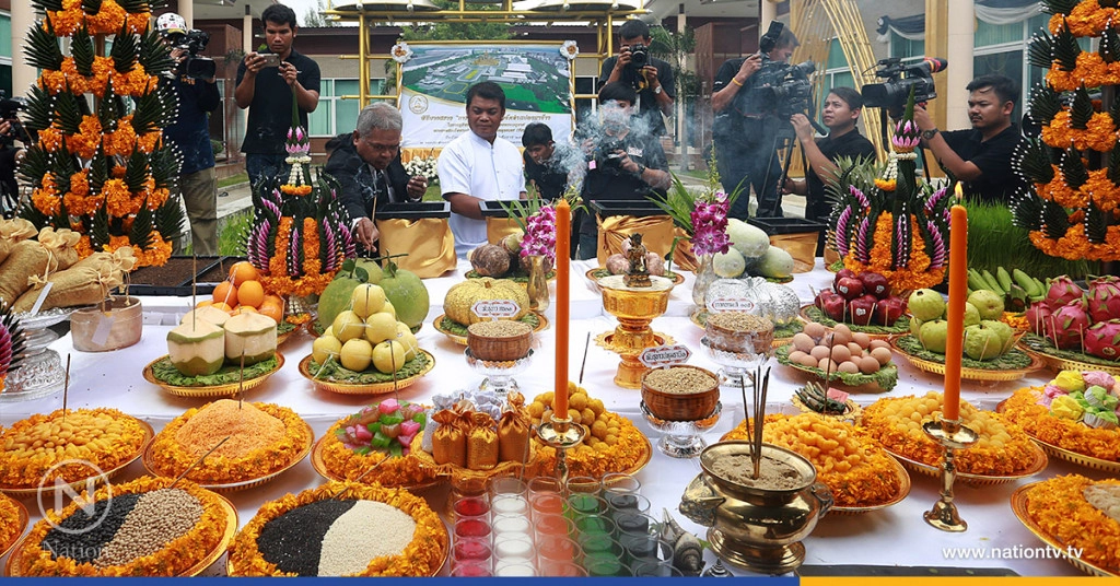 (ภาพชุด)พิธีบวงสรวงการจัดภูมิสถาปัตยกรรมแปลงนาข้าว ประกอบพระเมรุมาศในหลวงร.9 (ภาพชุด)พิธีบวงสรวงการจัดภูมิสถาปัตยกรรมแปลงนาข้าว ประกอบพระเมรุมาศในหลวงร.9