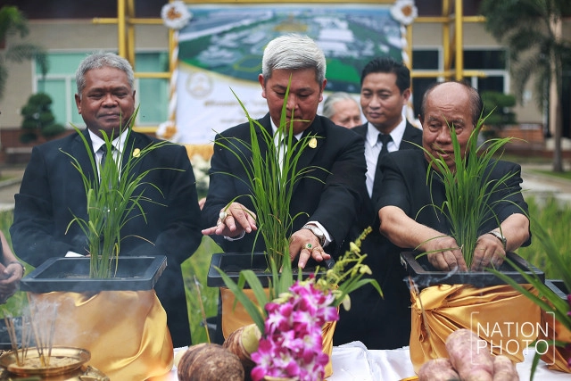 (ภาพชุด)พิธีบวงสรวงการจัดภูมิสถาปัตยกรรมแปลงนาข้าว ประกอบพระเมรุมาศในหลวงร.9