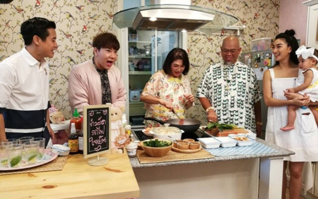 บุกบ้านคู่หูแม่ลูกซุปตาร์ 'แม่หน่อย – แพนเค้ก'