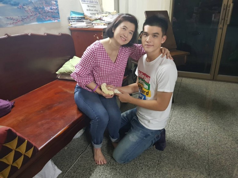 "ต่อ-สกาย-เบลล์" ฝึกร้อยมาลัย มอบคุณแม่