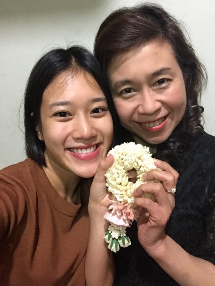 "ต่อ-สกาย-เบลล์" ฝึกร้อยมาลัย มอบคุณแม่