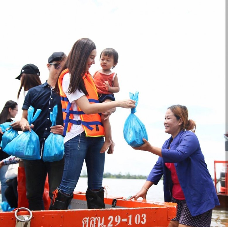 'เบลล่า'ลงพื้นที่ช่วยน้ำท่วม ได้'เวียร์'หนุน