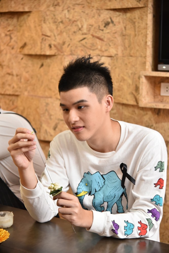 "ต่อ-สกาย-เบลล์" ฝึกร้อยมาลัย มอบคุณแม่