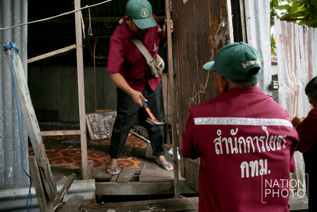 กทม.รื้อชุมชนวัดเทวราชกุญชรรุกล้ำแนวกั้นน้ำ