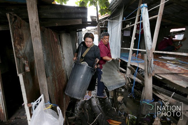 กทม.รื้อชุมชนวัดเทวราชกุญชรรุกล้ำแนวกั้นน้ำ