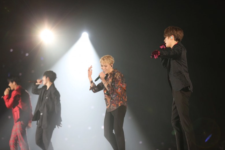 กรี๊ดสนั่น! 13 หนุ่ม SEVENTEEN แดนซ์สุดพลัง สาดความสุขให้แฟนๆ