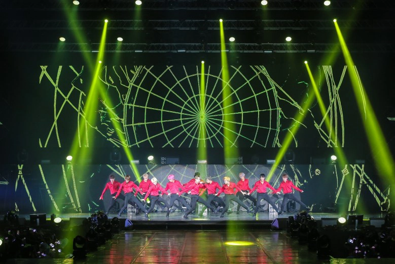 กรี๊ดสนั่น! 13 หนุ่ม SEVENTEEN แดนซ์สุดพลัง สาดความสุขให้แฟนๆ