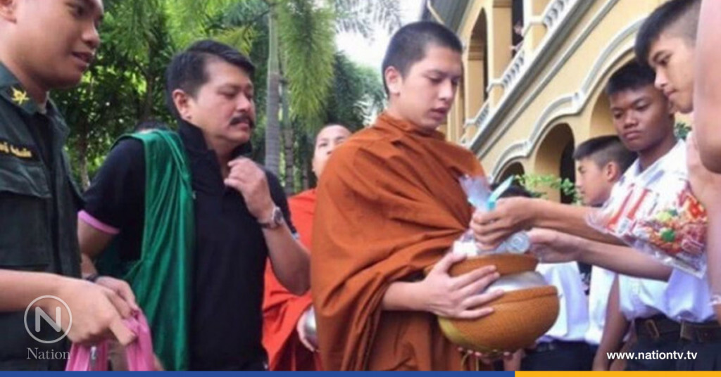 "พระกาโม่" บิณฑบาต ที่ร.ร.สวนกุหลาบ "วัน อยู่บำรุง" สวมบทเด็กวัด "พระกาโม่" บิณฑบาต ที่ร.ร.สวนกุหลาบ "วัน อยู่บำรุง" สวมบทเด็กวัด