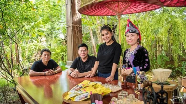2 คู่ซ่าฯ พาชมวิถีชีวิตดั้งเดิม