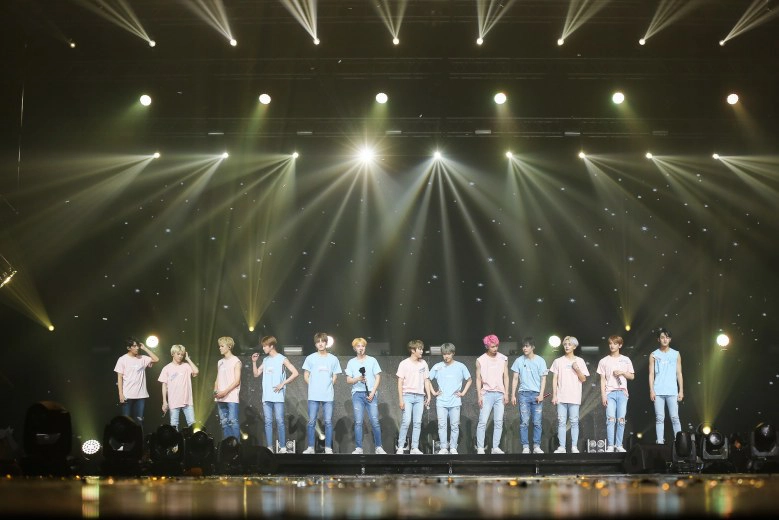 กรี๊ดสนั่น! 13 หนุ่ม SEVENTEEN แดนซ์สุดพลัง สาดความสุขให้แฟนๆ