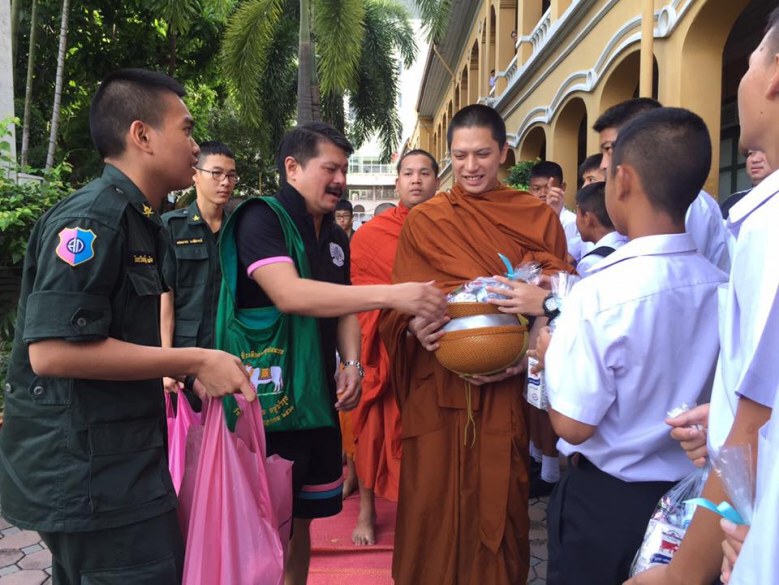 "พระกาโม่" บิณฑบาต ที่ร.ร.สวนกุหลาบ "วัน อยู่บำรุง" สวมบทเด็กวัด