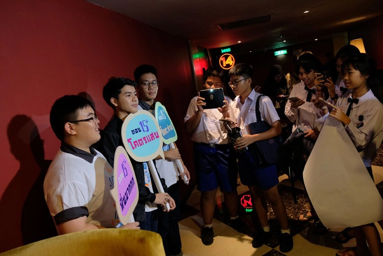 '15+ ไอคิวกระฉูด' นำทีมนักแสดงร่วม 'กระฉูดน้ำใจสู้น้ำท่วม'