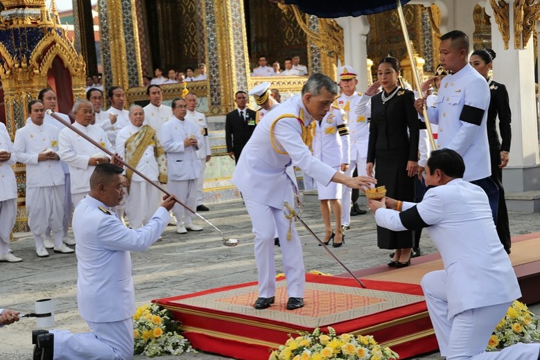 สมเด็จพระเจ้าอยู่หัว เสด็จฯ ไปทรงเททองหล่อพระพุทธรูป