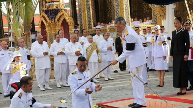 สมเด็จพระเจ้าอยู่หัว เสด็จฯ ไปทรงเททองหล่อพระพุทธรูป สมเด็จพระเจ้าอยู่หัว เสด็จฯ ไปทรงเททองหล่อพระพุทธรูป
