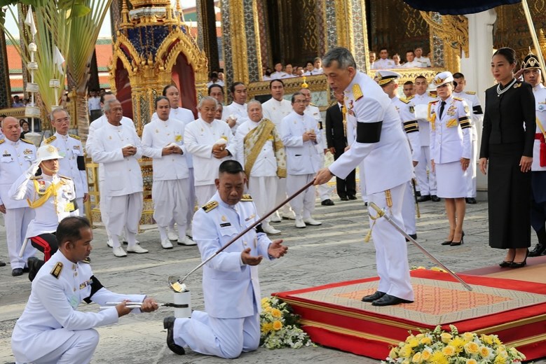 สมเด็จพระเจ้าอยู่หัว เสด็จฯ ไปทรงเททองหล่อพระพุทธรูป