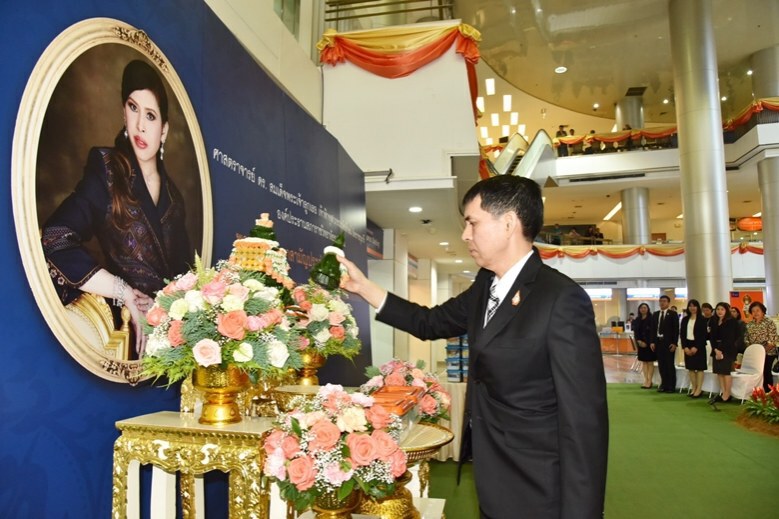 ฟ้าหญิงจุฬาภรณ์ พระราชทานยาสามัญประจำบ้านแก่ผู้ประสบอุทกภัย