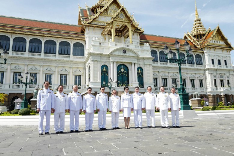 "ปู" นำทีมเพื่อไทยลงนามถวายพระพร "แม่ของแผ่นดิน"