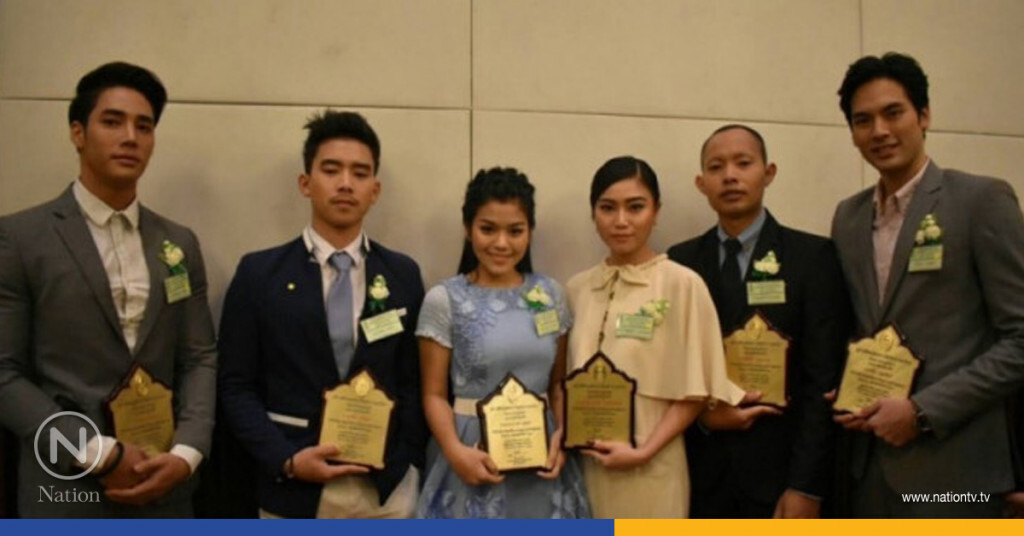 เหล่านักแสดงคนดังเข้ารับโล่รางวัล "ลูกกตัญญููประจำปี 60" เหล่านักแสดงคนดังเข้ารับโล่รางวัล "ลูกกตัญญููประจำปี 60"