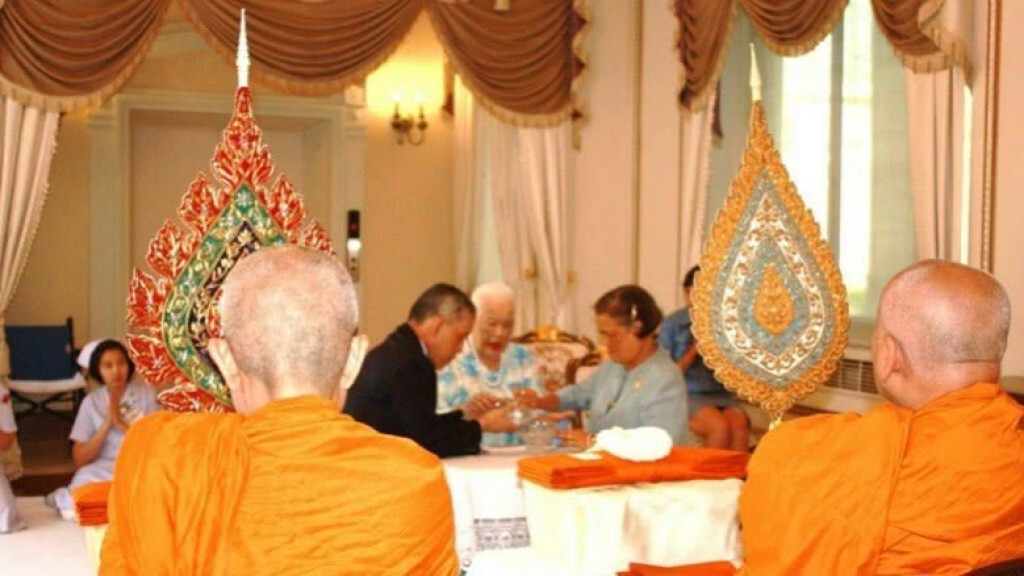 'พระเจ้าอยู่หัว-พระนางเจ้าสิริกิติ์-พระเทพฯ' ทรงบำเพ็ญพระราชกุศลเฉลิมพระชนมพรรษา 'พระเจ้าอยู่หัว-พระนางเจ้าสิริกิติ์-พระเทพฯ' ทรงบำเพ็ญพระราชกุศลเฉลิมพระชนมพรรษา