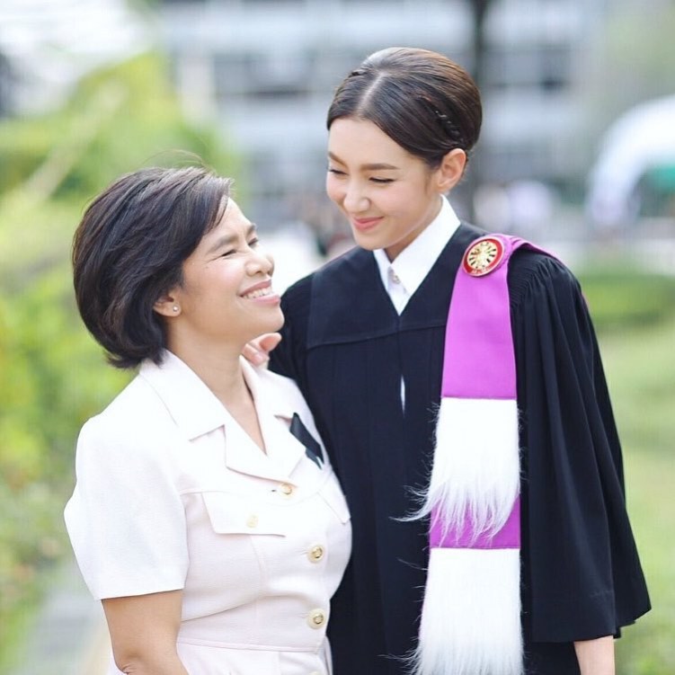 รวมภาพอบอุ่นเหล่าคนดังในวันแม่แห่งชาติ