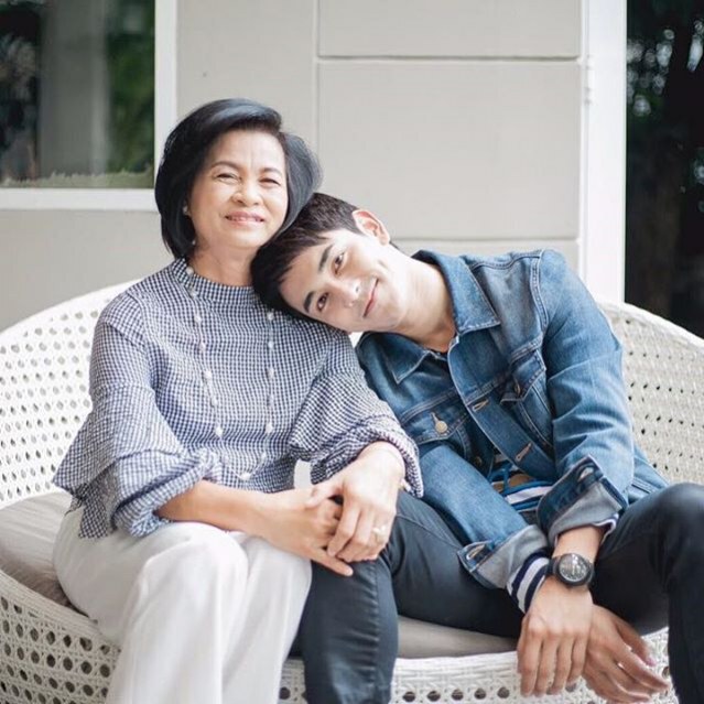 รวมภาพอบอุ่นเหล่าคนดังในวันแม่แห่งชาติ