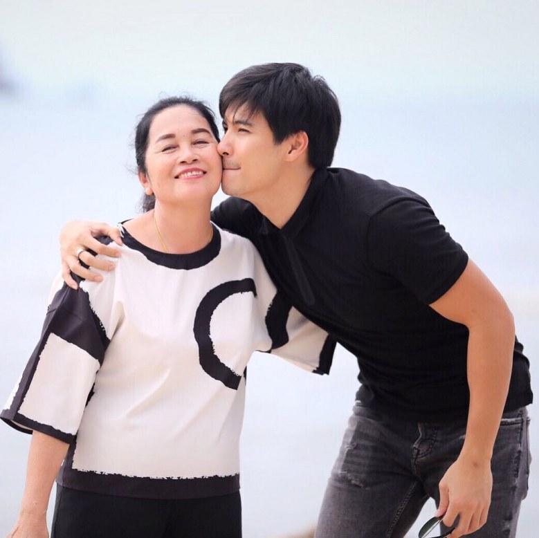 รวมภาพอบอุ่นเหล่าคนดังในวันแม่แห่งชาติ