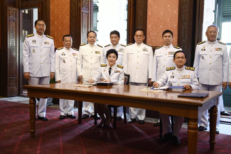 "ปู" นำทีมเพื่อไทยลงนามถวายพระพร "แม่ของแผ่นดิน"