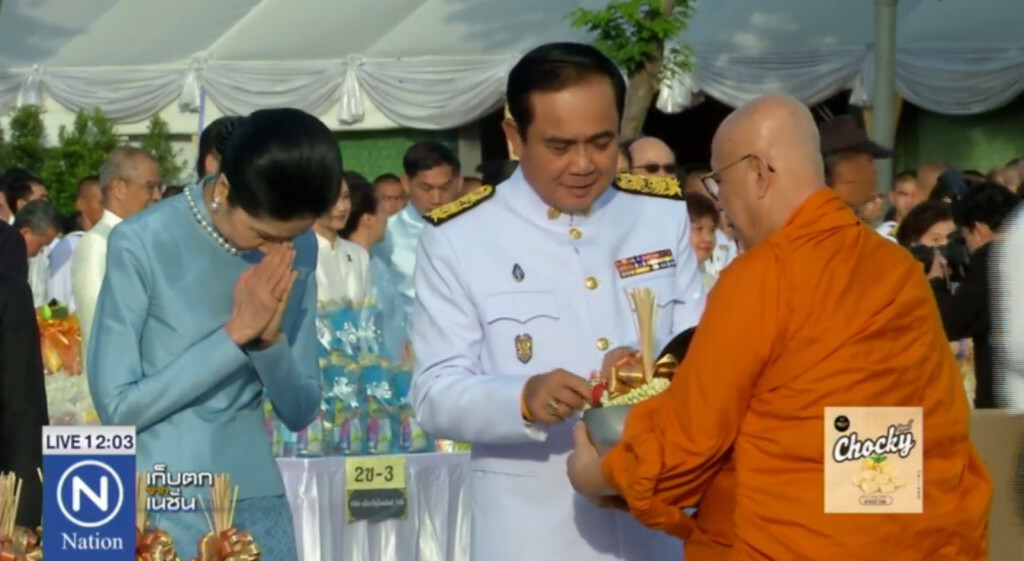 นายกฯ เป็นประธานทำบุญตักบาตรพระสงฆ์ 851 รูป ถวายพระราชกุศล