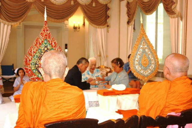 'พระเจ้าอยู่หัว-พระนางเจ้าสิริกิติ์-พระเทพฯ' ทรงบำเพ็ญพระราชกุศลเฉลิมพระชนมพรรษา