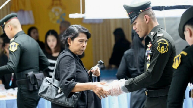 สมเด็จพระเจ้าอยู่หัว พระราชทานอาหารประชาชนที่มากราบพระบรมศพ ร.9