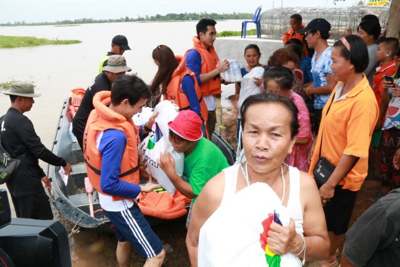 'บิ๊กเอ็ม-โตนนท์-คะน้า' ร่วมช่วยผู้ประสบอุทกภัย