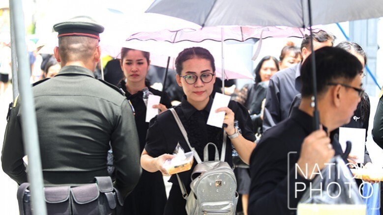 สมเด็จพระเจ้าอยู่หัวพระราชทานอาหารแด่ประชาชนที่ไปกราบพระบรมศพ สมเด็จพระเจ้าอยู่หัวพระราชทานอาหารแด่ประชาชนที่ไปกราบพระบรมศพ