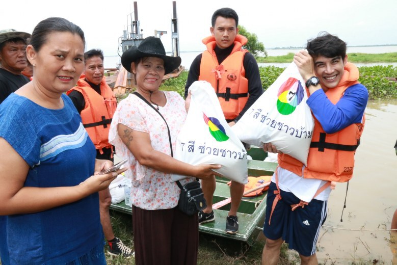 'บิ๊กเอ็ม-โตนนท์-คะน้า' ร่วมช่วยผู้ประสบอุทกภัย