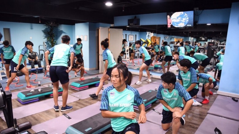แข้งหญิงซ้อมวันแรกสบาย ๆ แข้งหญิงซ้อมวันแรกสบาย ๆ