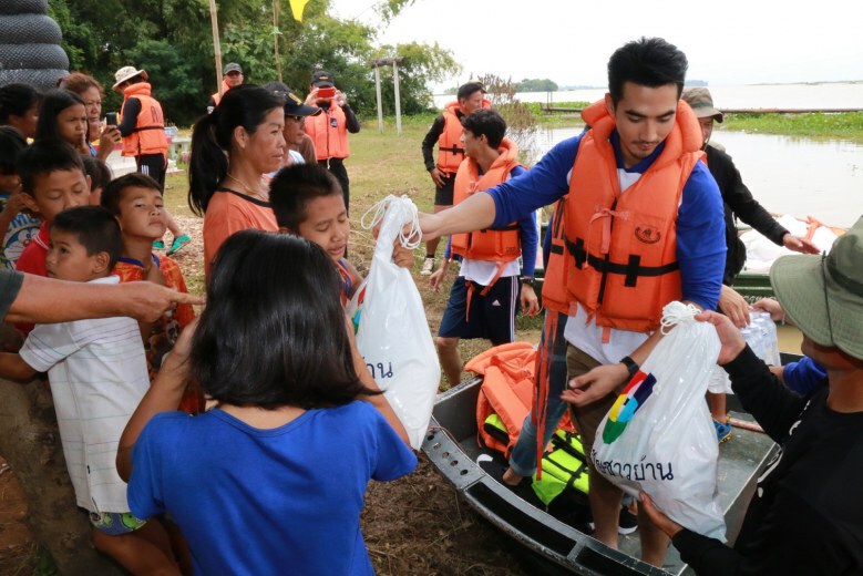'บิ๊กเอ็ม-โตนนท์-คะน้า' ร่วมช่วยผู้ประสบอุทกภัย